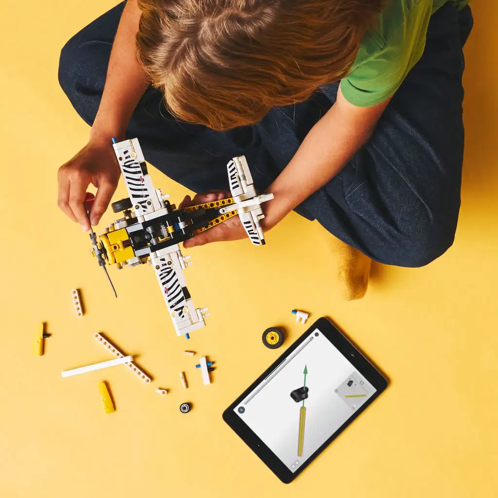 LEGO® Technic: Малък самолет (42198) изображение 4