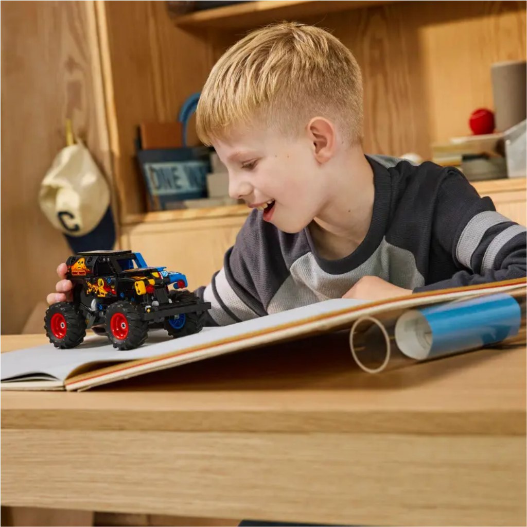 LEGO® Technic: Monster Jam™ Grave Digger™ огън и лед (42219) изображение 5