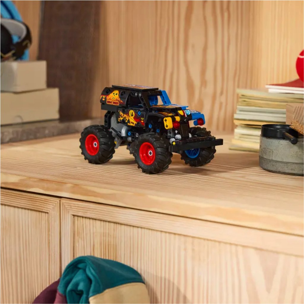 LEGO® Technic: Monster Jam™ Grave Digger™ огън и лед (42219) изображение 6