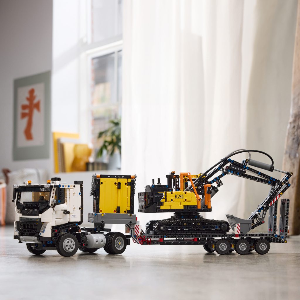 LEGO® Technic: Volvo FMX камион и EC230 електрически багер (42175) изображение 4