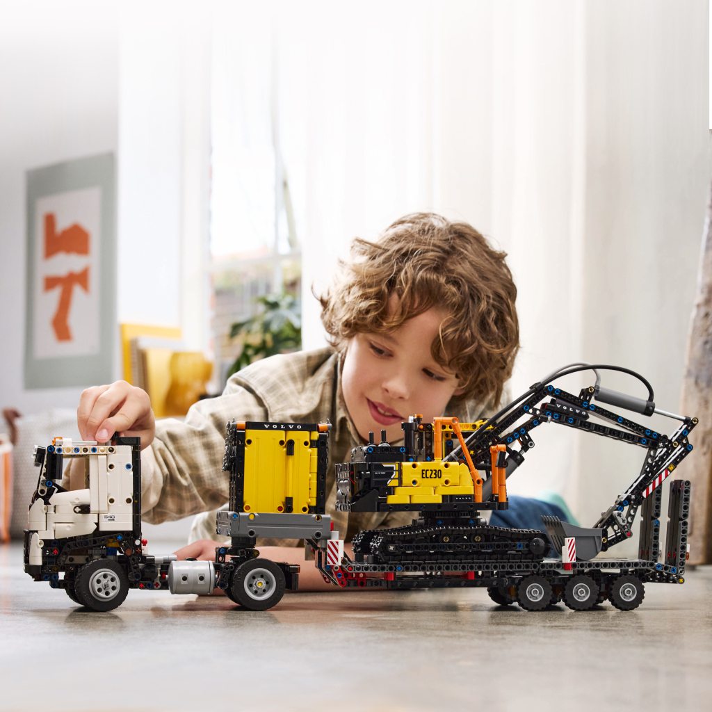 LEGO® Technic: Volvo FMX камион и EC230 електрически багер (42175) изображение 5