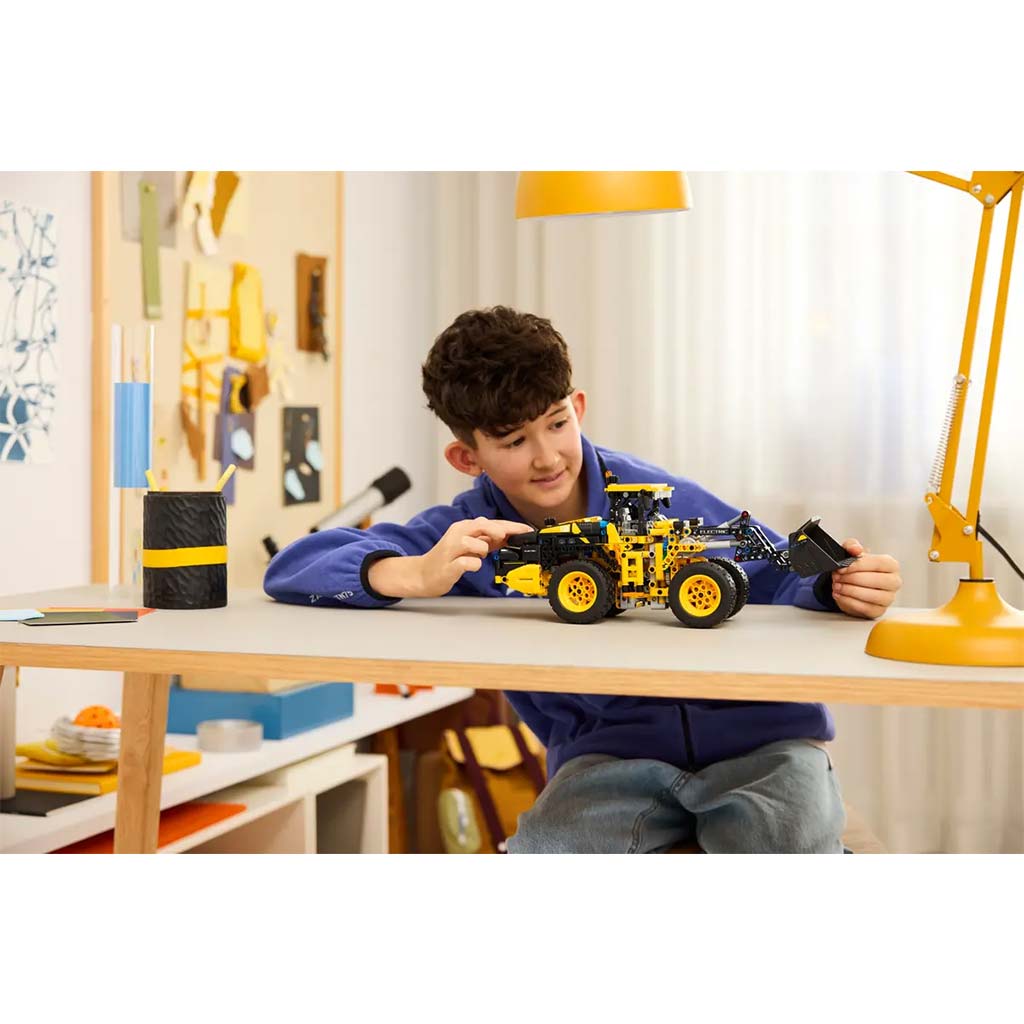 LEGO® Technic: Volvo L120 електрически колесен товарач (42209) изображение 7