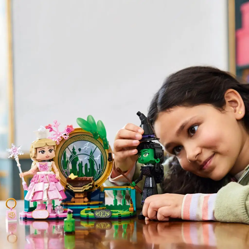 LEGO® Wicked: Фигурки на Елфаба и Глинда (75682) изображение 3