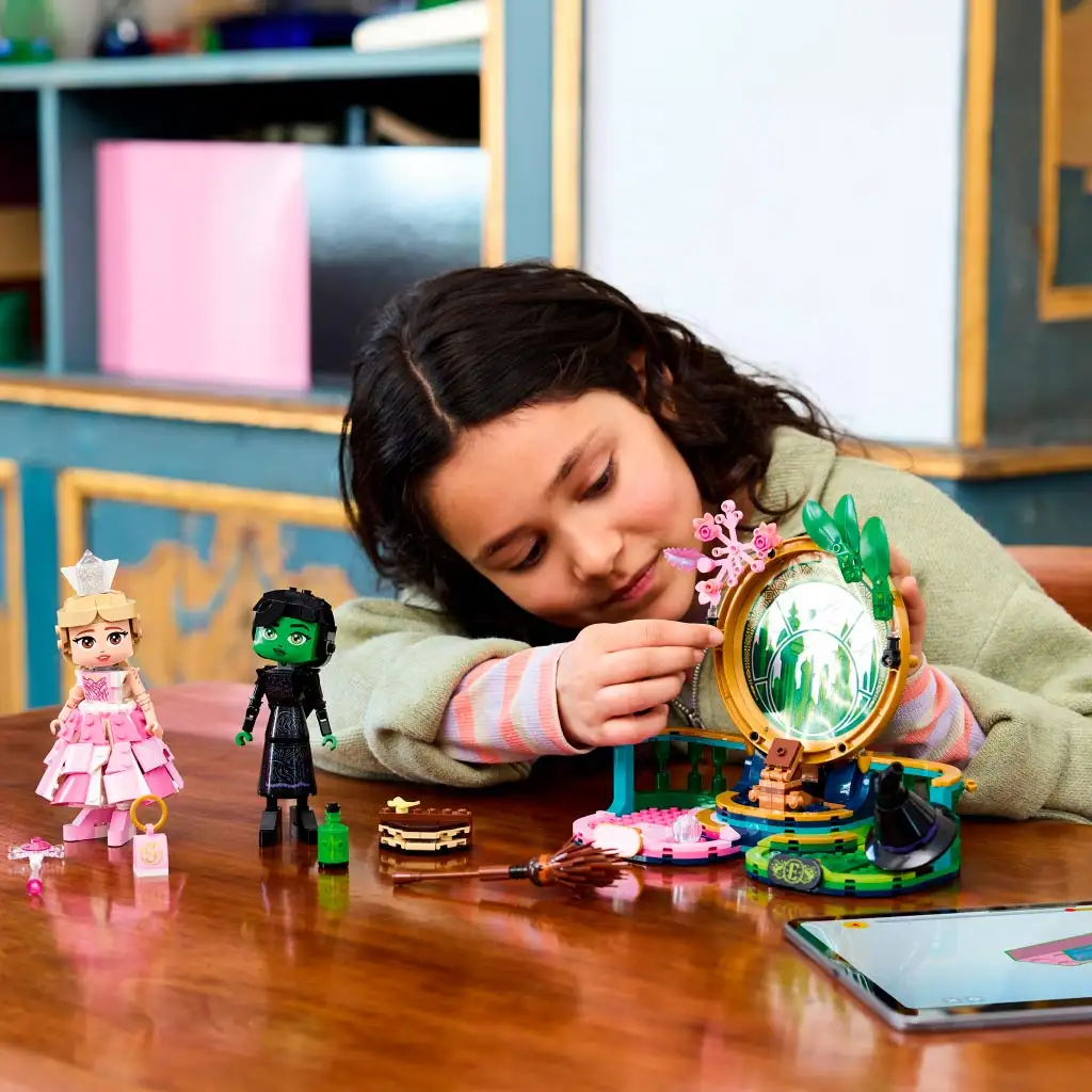 LEGO® Wicked: Фигурки на Елфаба и Глинда (75682) изображение 6