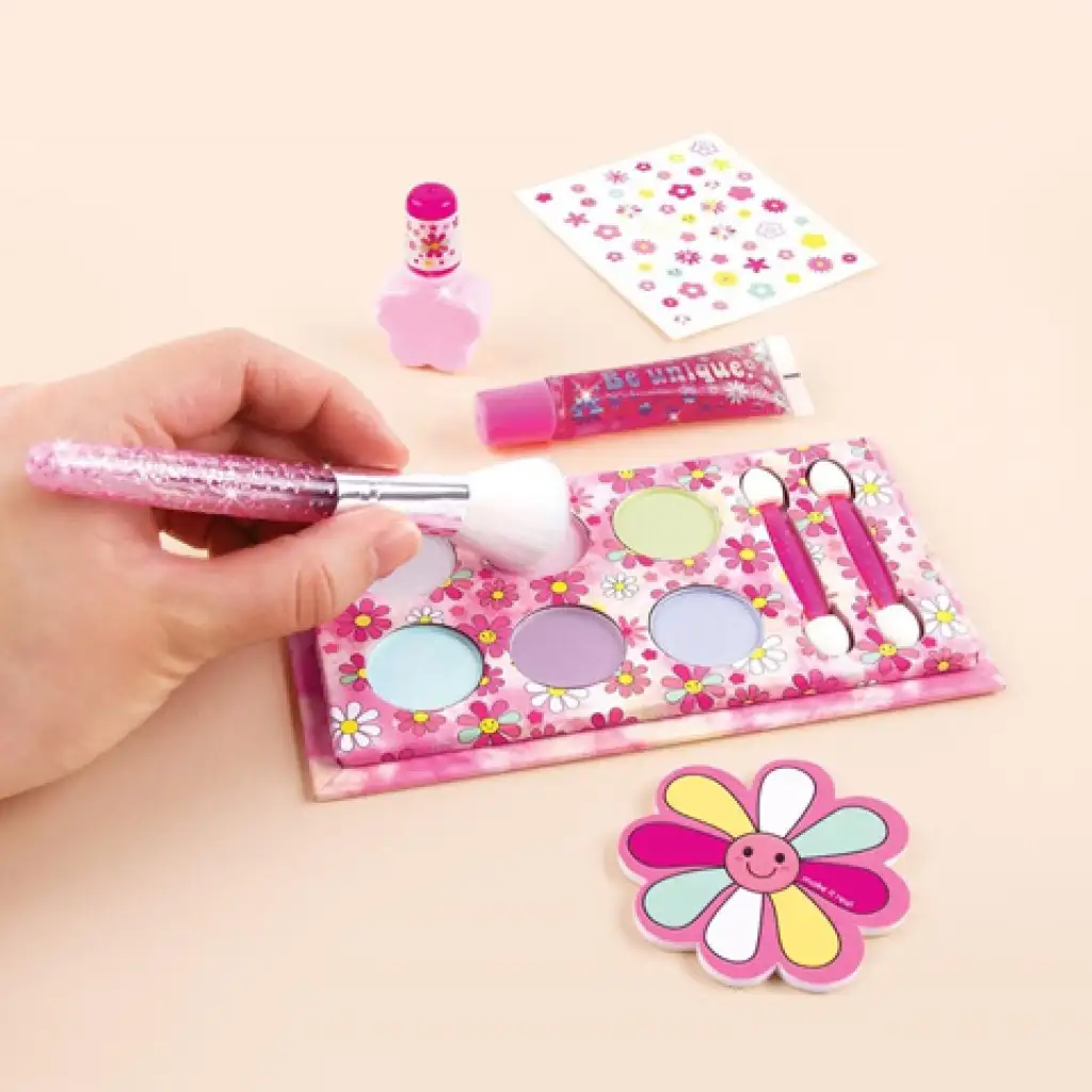 Make it Real: Blooming Beauty комплект за грим с цветя изображение 3