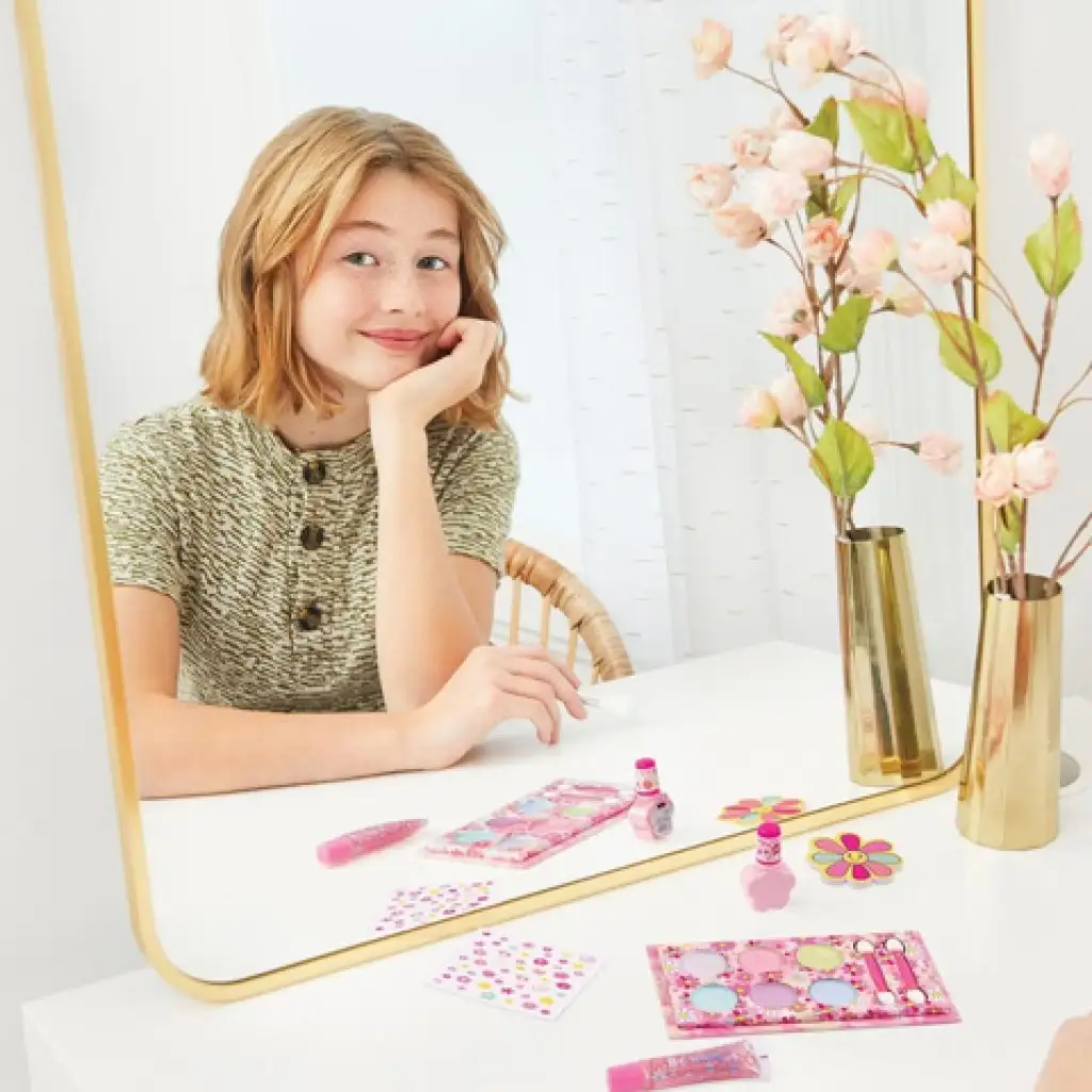 Make it Real: Blooming Beauty комплект за грим с цветя изображение 4