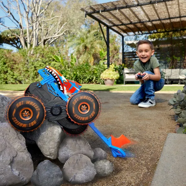 Hot Wheels Monster Trucks: Mega Tiger Shark RC кола с дистанционно управление - Mattel изображение 3