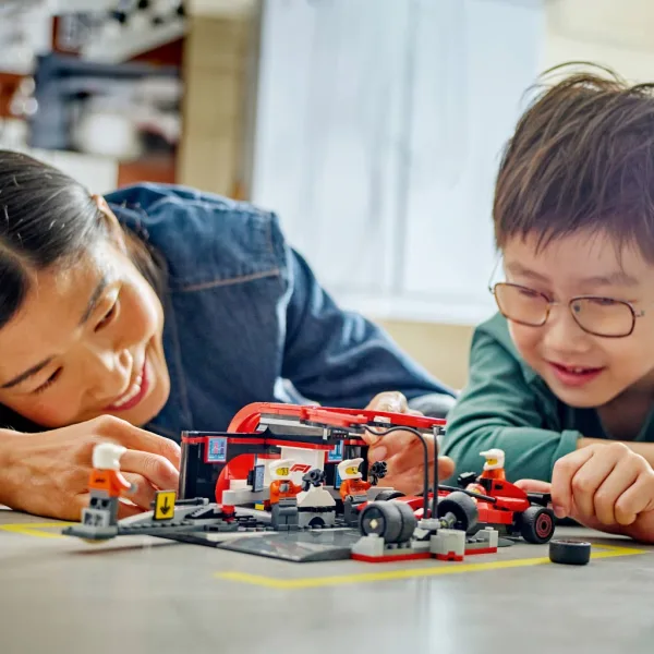 LEGO® City: F1® боксове и екип, с Ferrari автомобил (60443) изображение 3