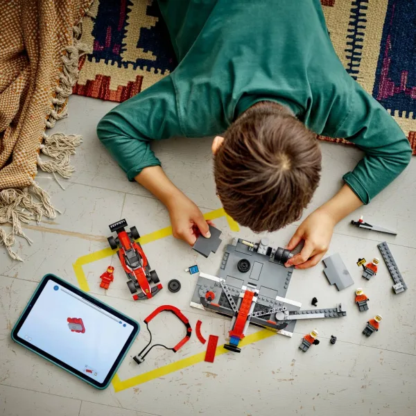 LEGO® City: F1® боксове и екип, с Ferrari автомобил (60443) изображение 4