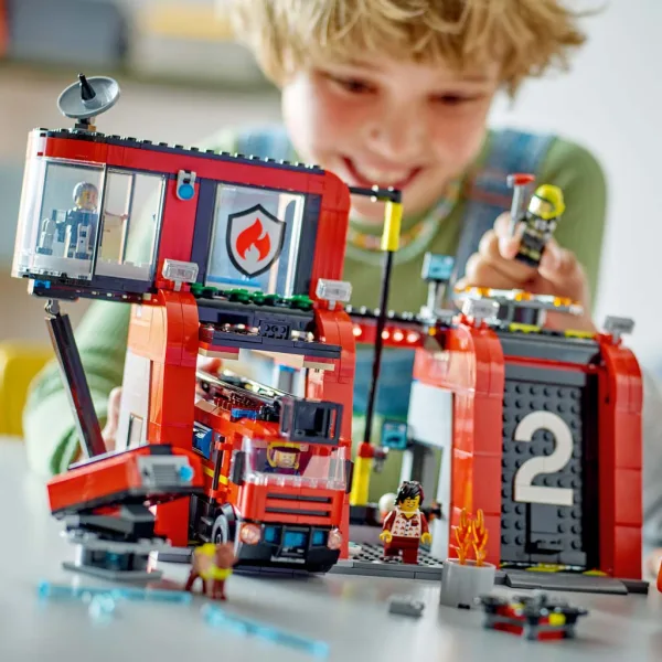 LEGO® City: Пожарна станция и пожарна кола (60414) изображение 5