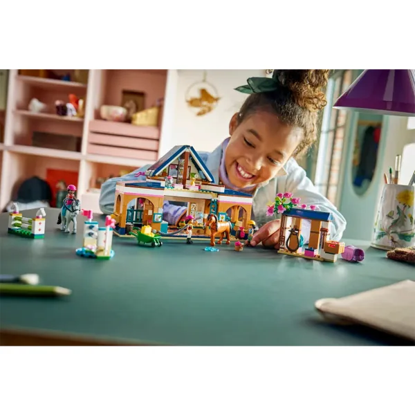 LEGO® Friends: Конюшня и училище по езда (42688) изображение 8