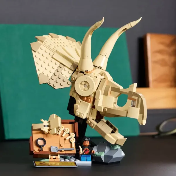 LEGO® Jurassic World: Динозавърски остатъци - Череп на Трицератопс (76969) изображение 3