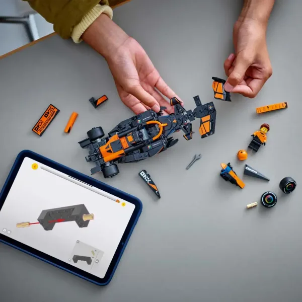 LEGO® Speed Champions: McLaren F1® Team MCL38 състезателен автомобил (77251) изображение 3