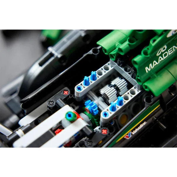 LEGO® Technic: Aston Martin Aramco AMR25 F1® кола (42240) изображение 10