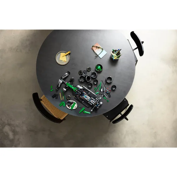 LEGO® Technic: Aston Martin Aramco AMR25 F1® кола (42240) изображение 8