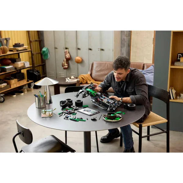 LEGO® Technic: Aston Martin Aramco AMR25 F1® кола (42240) изображение 9