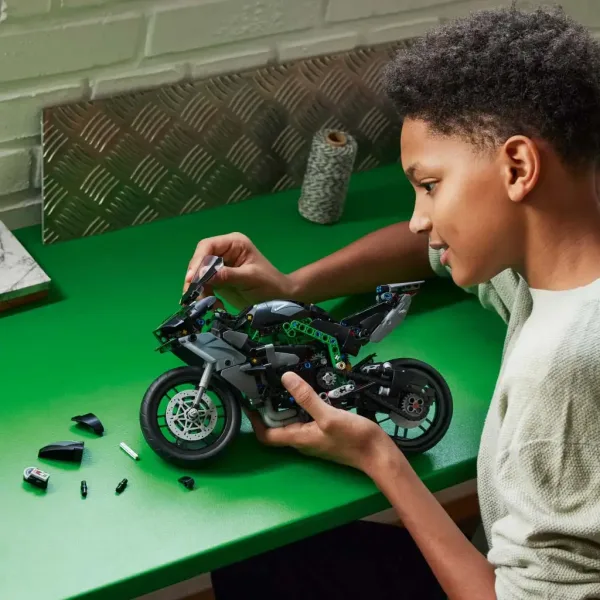 LEGO® Technic: Мотоциклет Kawasaki Ninja H2R (42170) изображение 5