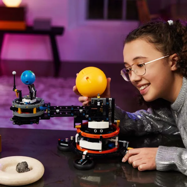 LEGO® Technic: Земята и обикалящата около нея Луна (42179) изображение 4