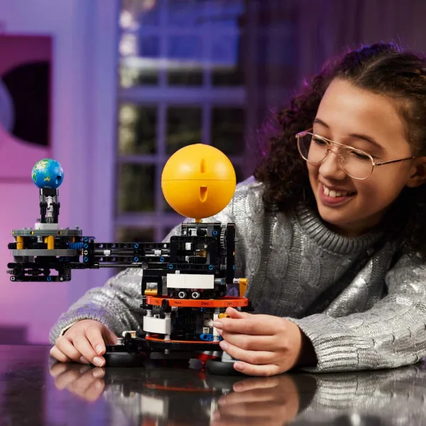 LEGO® Technic: Земята и обикалящата около нея Луна (42179) изображение 7