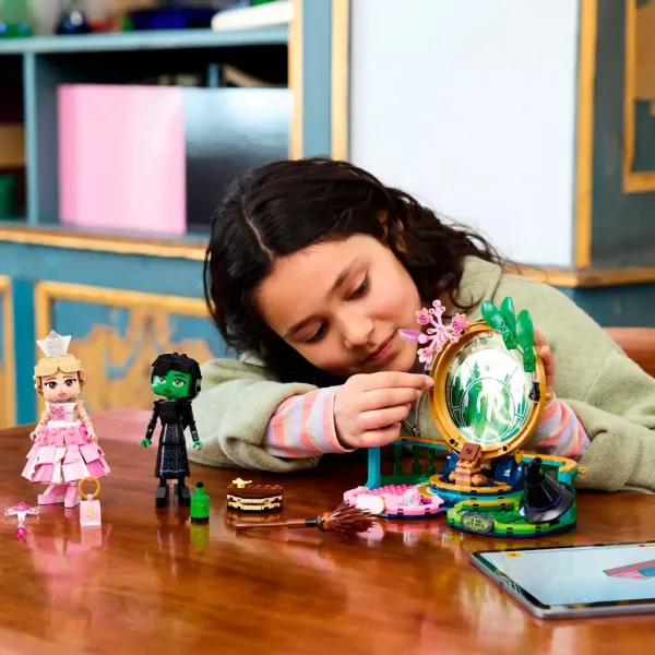 LEGO® Wicked: Фигурки на Елфаба и Глинда (75682) изображение 6