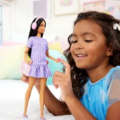 Барби: Fashionista Приятелки стилна модна кукла с слушалки в лилава рокля – Mattel изображение 5