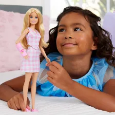 Барби: Модерни приятелки стилна модна кукла в гипс в розова каре рокля – Mattel изображение 5