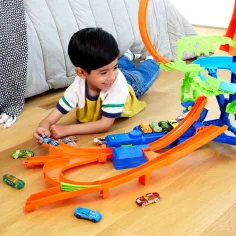 Hot Wheels Stunt Tracks: Сблъсък във въздуха писта с количка – Mattel изображение 4