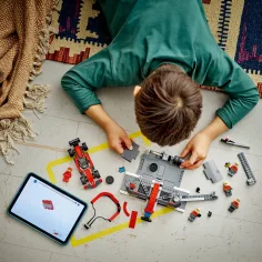 LEGO® City: F1® боксове и екип, с Ferrari автомобил (60443) изображение 4