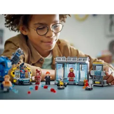 LEGO® Marvel: Лабораторията на Железния човек: Залата за броня (76315) изображение 7