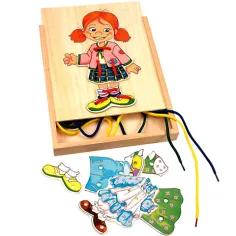 Облечена малка момиче дървена играчка