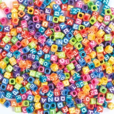 PlayBox: Комплект цветни буквени мъниста 300 бр. 7x7x7mm